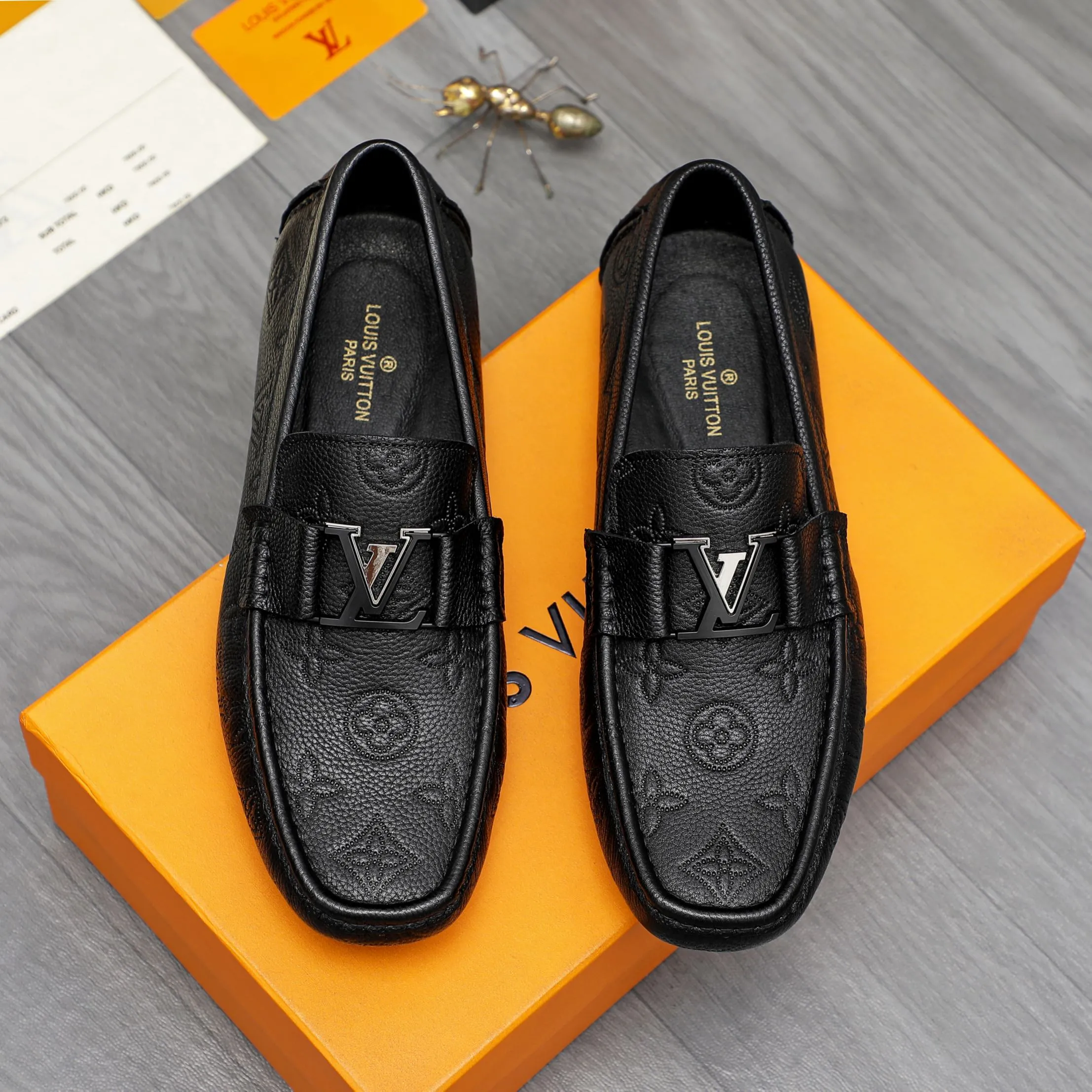Men's shoes 💰400 Product trademark: LV "Louis Vuitton" business slip-on leather shoes Regular size: 38-45 (45 is custom-made and non-returnable) Product materials: Selected high-quality cowhide embossed upper, pigskin lining, rubber outsole